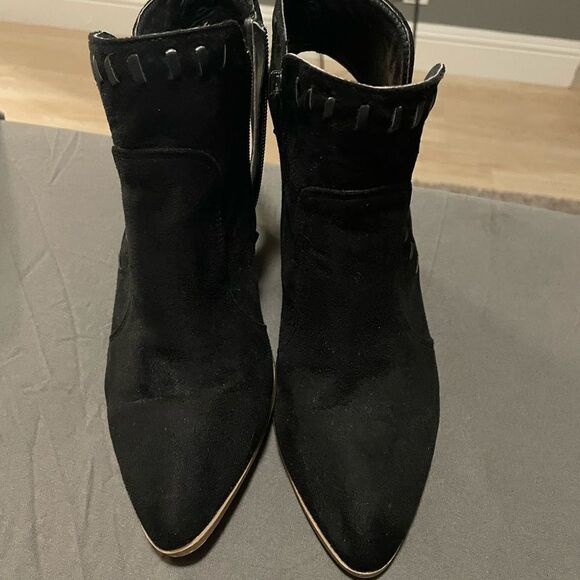 Shoes - Cute pointed toe booties